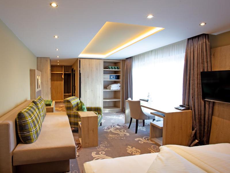 Deluxe Double Room with Balcony image 4