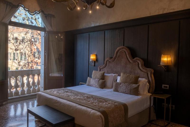 Suite with Balcony image 3