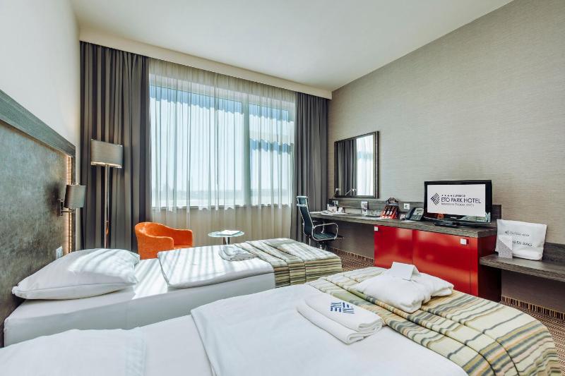 Business superior room with street view image 4