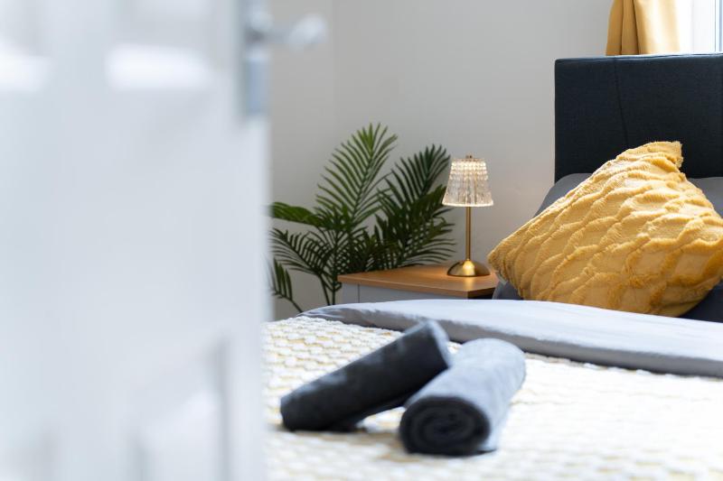 Open Mind Property - Luxury 5 Beds & Free Parking - image 16
