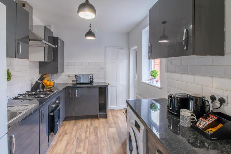 Open Mind Property - Luxury 5 Beds & Free Parking - image 14