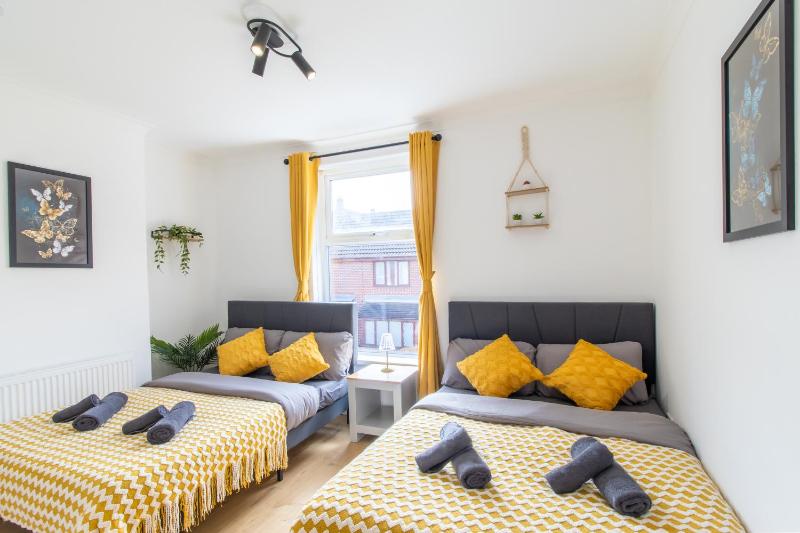 Open Mind Property - Luxury 5 Beds & Free Parking - image 7