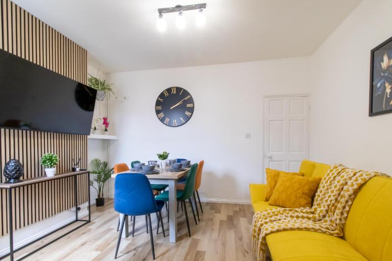 Open Mind Property - Luxury 5 Beds & Free Parking - image 8