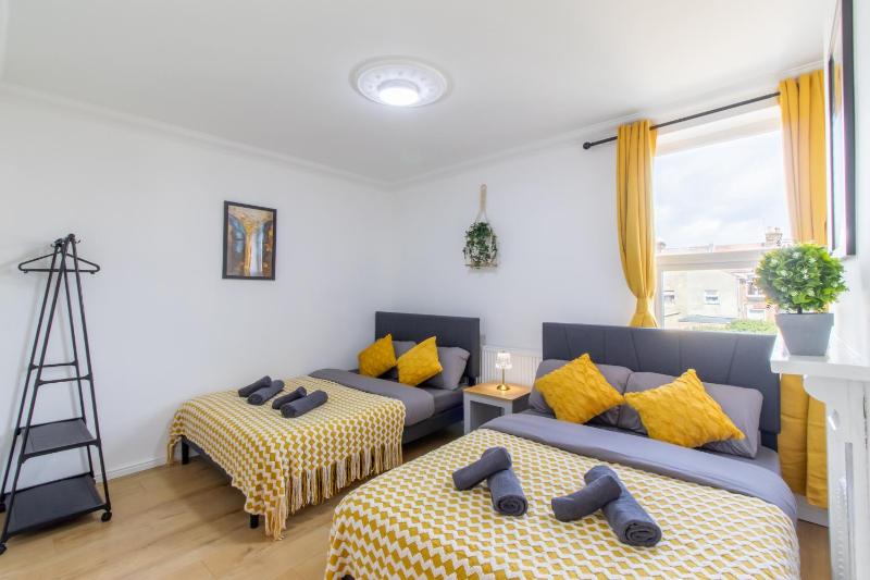 Open Mind Property - Luxury 5 Beds & Free Parking - image 10
