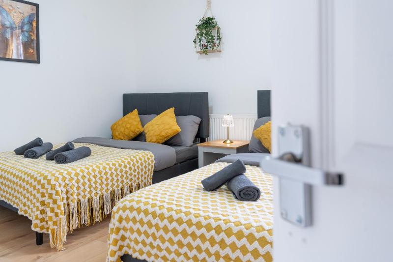 Open Mind Property - Luxury 5 Beds & Free Parking - image 9