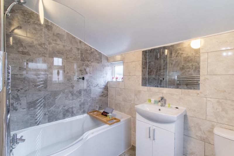 Open Mind Property - Luxury 5 Beds & Free Parking - image 13
