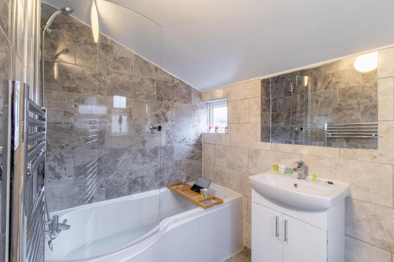 Open Mind Property - Luxury 5 Beds & Free Parking - image 20