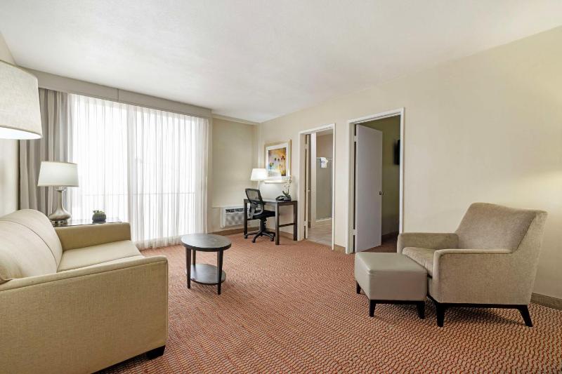 Queen Suite with Jacuzzi image 4