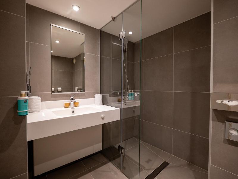 Superior double Room with one double bed or two single beds  image 2