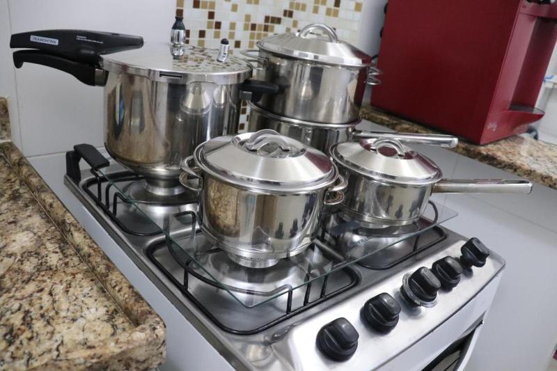 CONFORTO IMBATIVEL - 25 metros do MAR - 2 Quartos com AR CONDICIONADOS SPLIT Air Fryer WI-FI Disney Plus Star Plus HBO Max Cadeiras de Praia e Caixa Térmica - 8 pessoas com Muito Conforto - Melhor Localização! - image 11