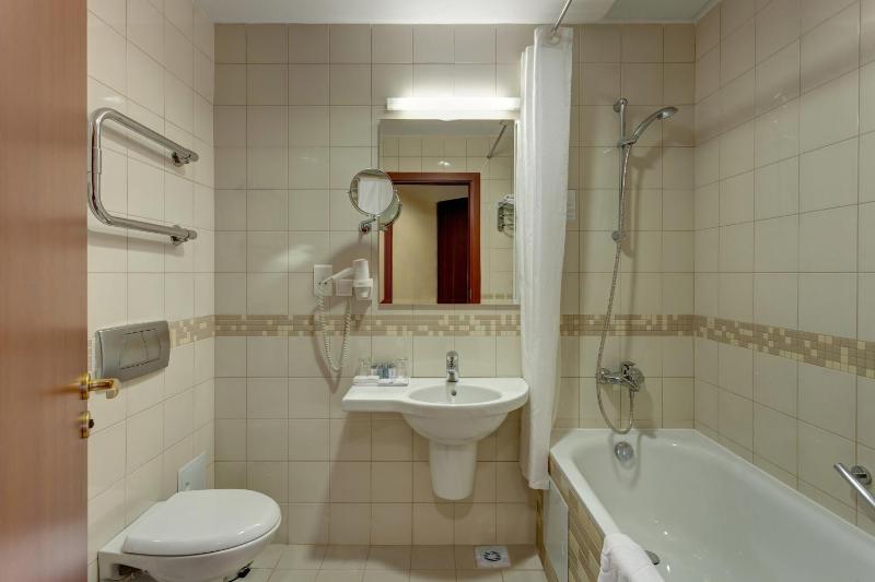 Twin Room image 3