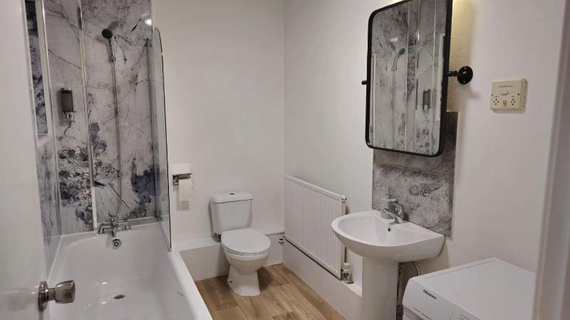 Double Room with Shared Bathroom image 4