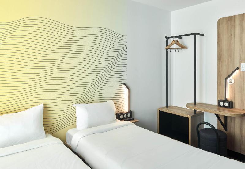 Twin Room image 4