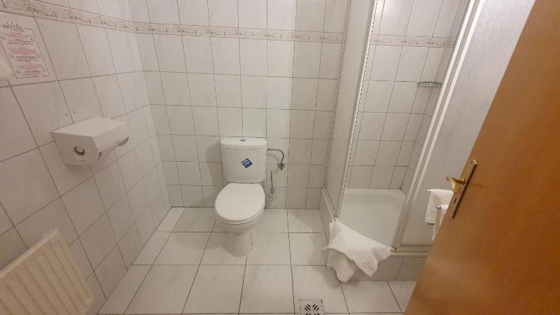 Standard Queen Room image 4