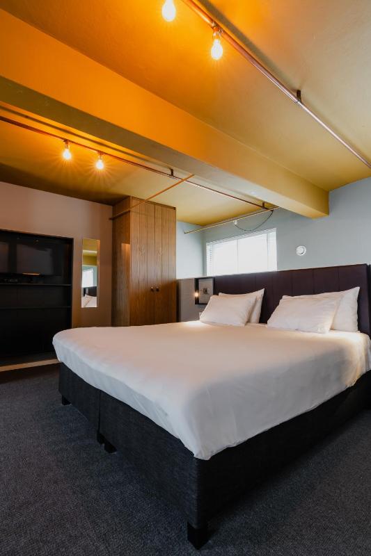 One-Bedroom Apartment image 4