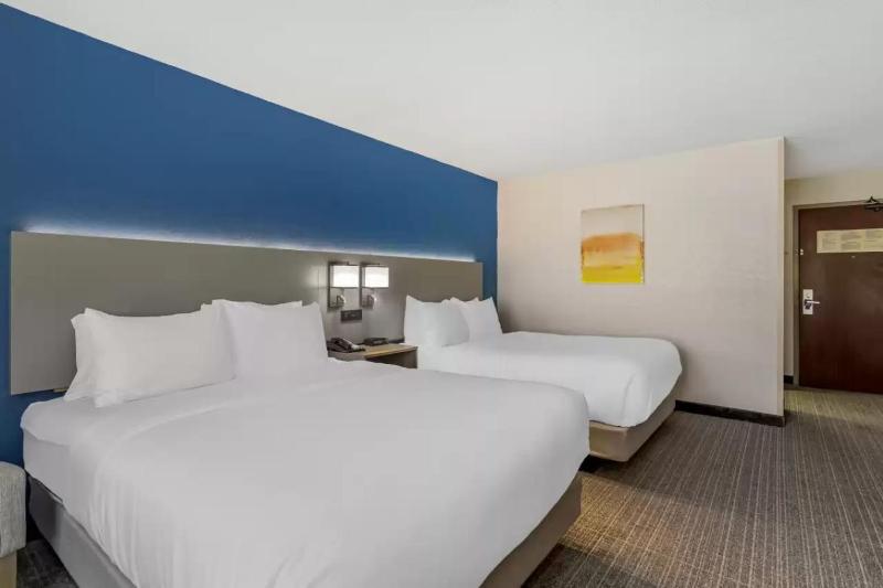 Standard Queen Room with Two Queen Beds - Non-Smoking image 3