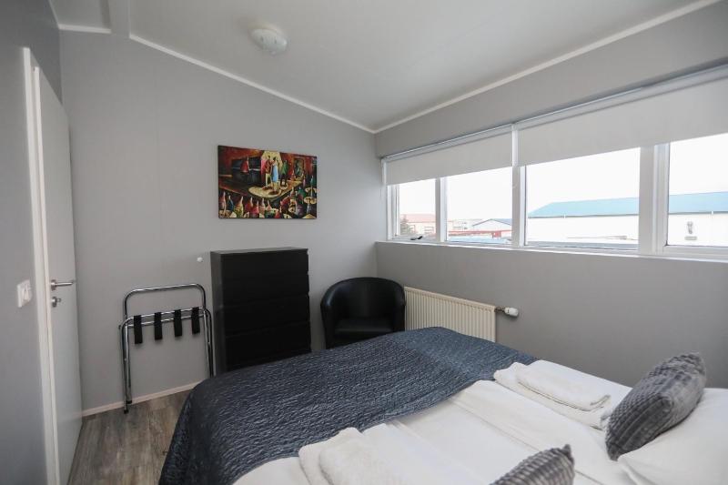 Deluxe One-Bedroom Apartment image 4