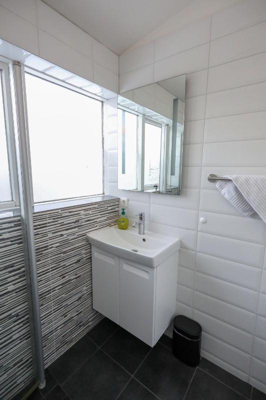 Deluxe One-Bedroom Apartment image 2