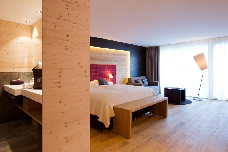 Deluxe Double Room with Balcony image 4