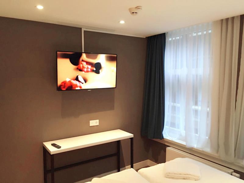 Double Room with Private Bathroom image 2