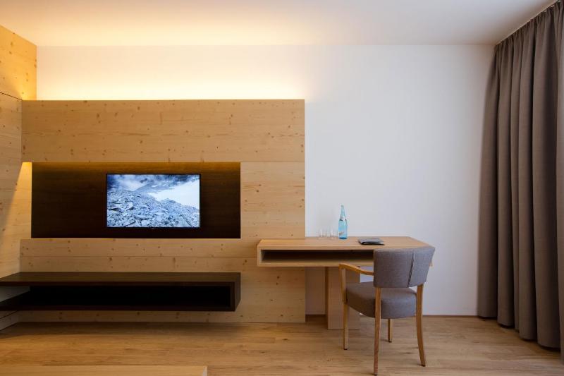 Superior Double Room with Balcony image 2