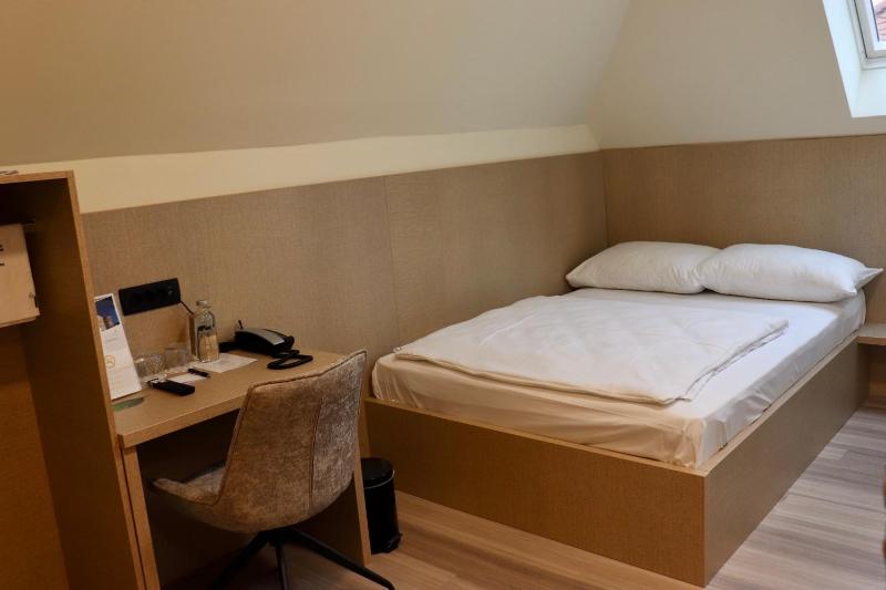 Double Room image 3
