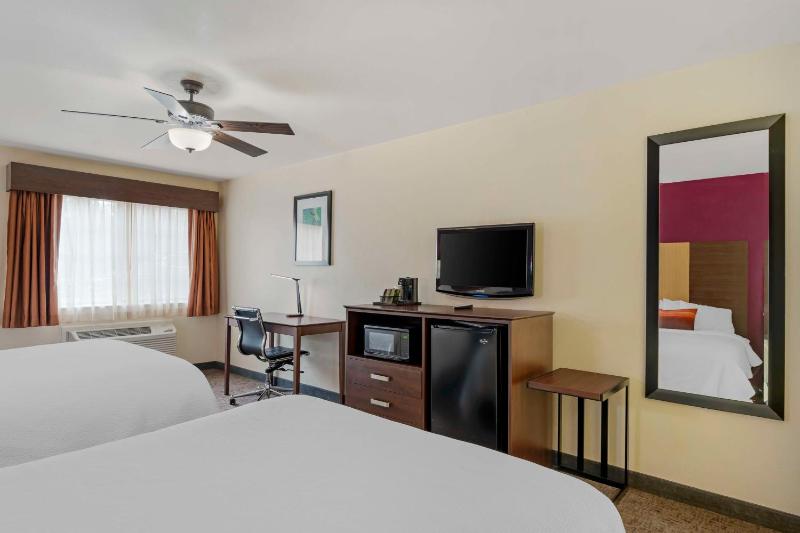 Queen Room with Two Queen Beds - Non-Smoking image 3