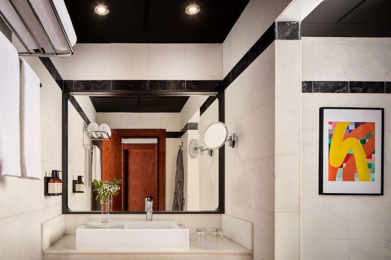 Avani Superior Room image 2