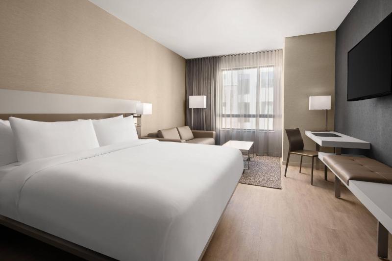 Guest room, 1 King, City view image 1