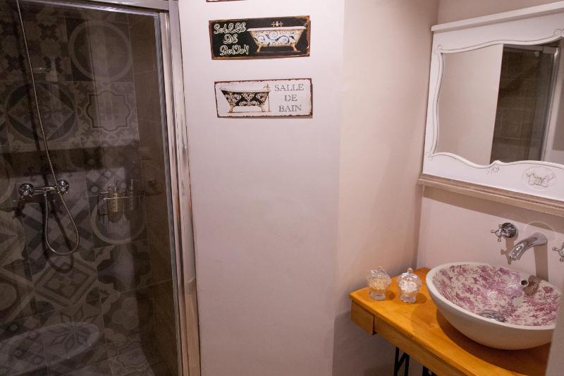 One-Bedroom Apartment image 3