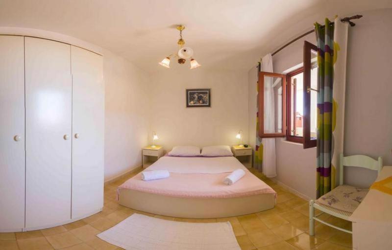 Three-Bedroom Apartment with Terrace and Sea View image 1