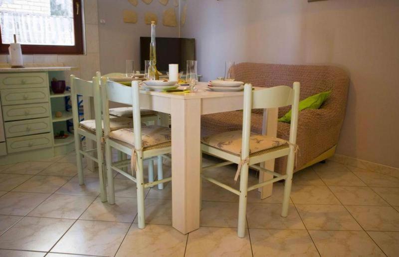 Three-Bedroom Apartment with Terrace and Sea View image 4