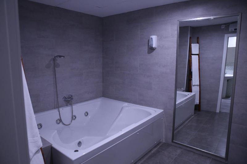 Suite with Spa Bath image 3