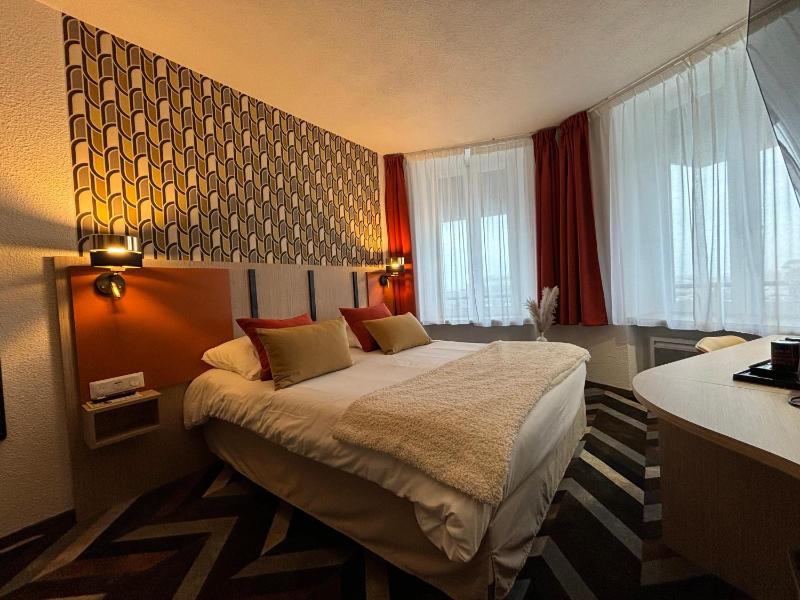 Double Room with Marina View image 4