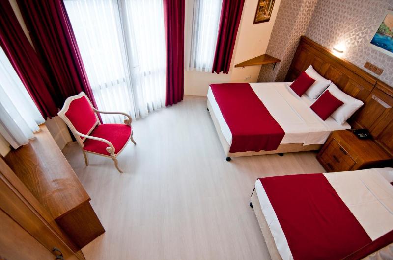 Deluxe Triple Room image 4