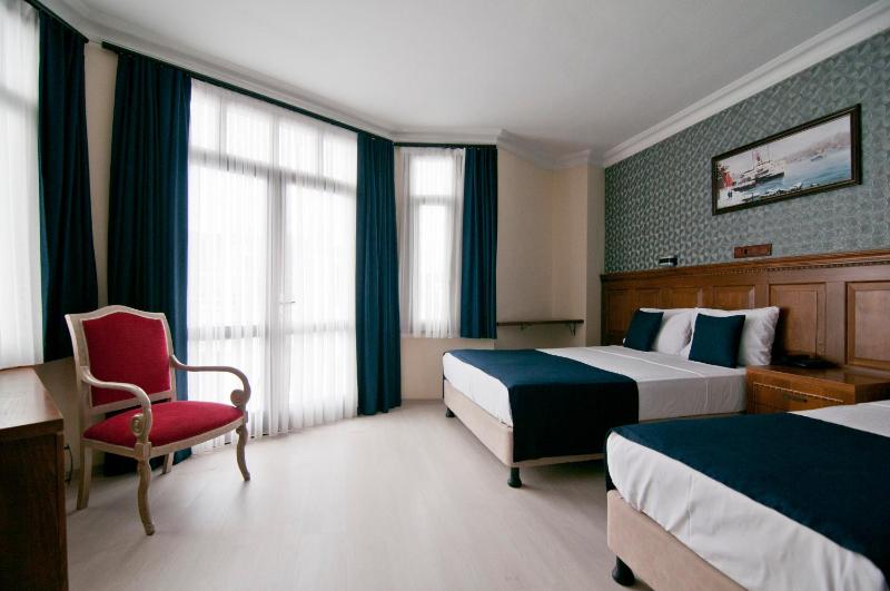 Deluxe Triple Room image 3