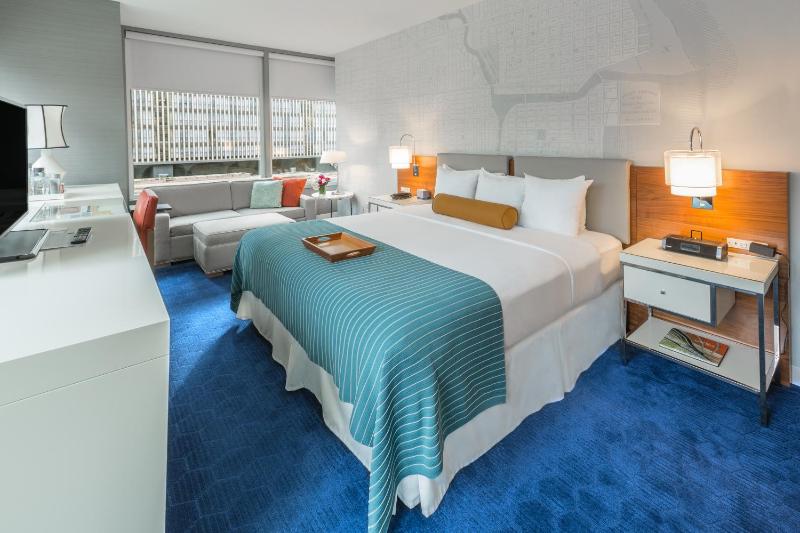 Deluxe King City View Room image 2