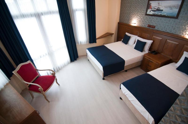 Deluxe Triple Room image 2