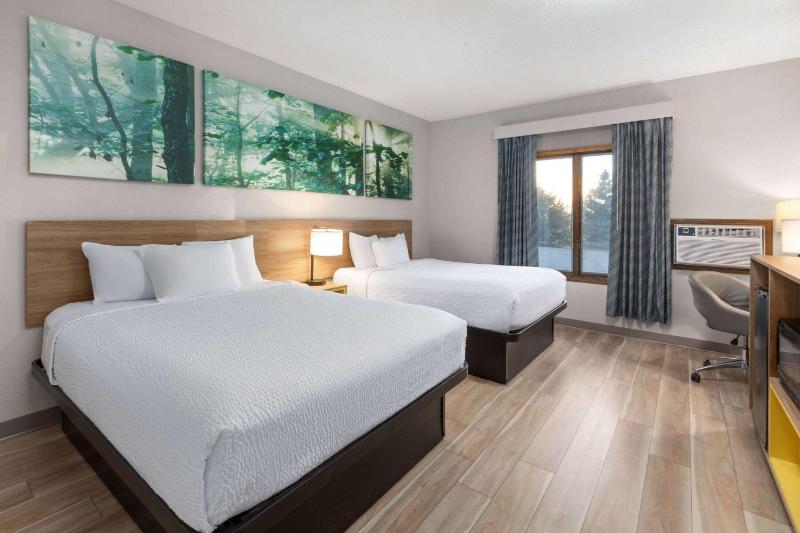 Queen Room with Two Queen Beds - Non-Smoking image 4