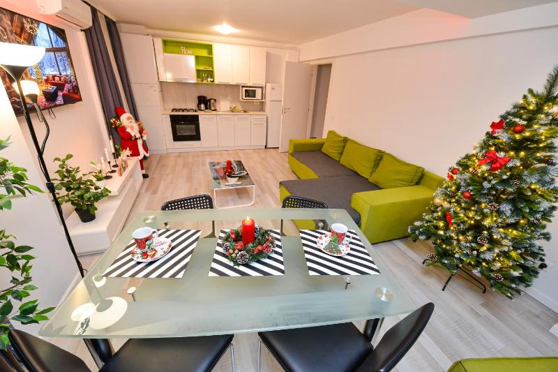 Deluxe One-Bedroom Apartment image 2