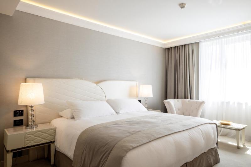 King Guest Room image 4