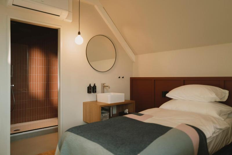 Double or Twin Room image 4