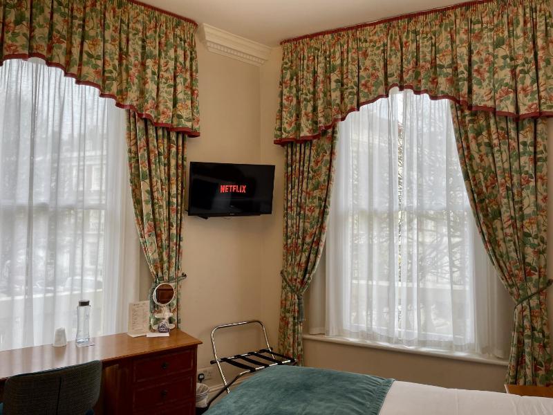 Standard Twin Room image 3
