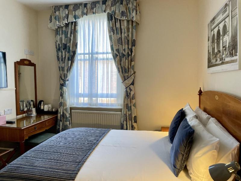 Standard Double Room image 3