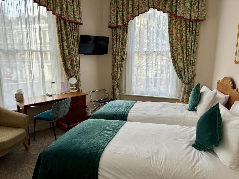 Standard Twin Room image 4