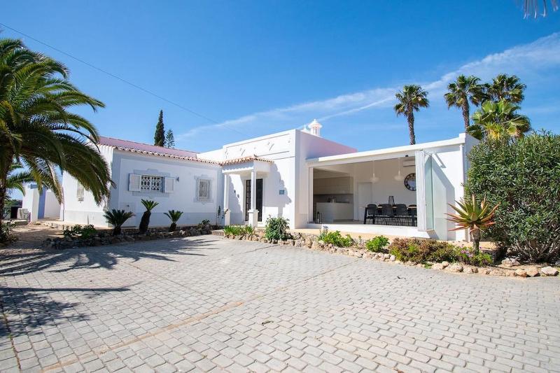 Pomba beautifully renovated with heated pool! - image 30
