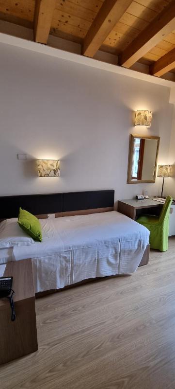 Single Room image 3