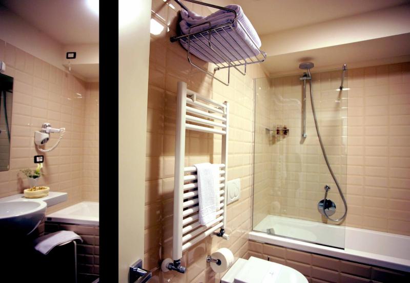 Double Room image 4