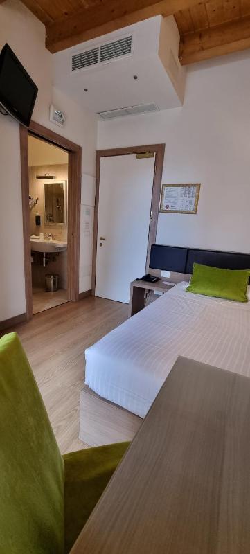 Single Room image 4