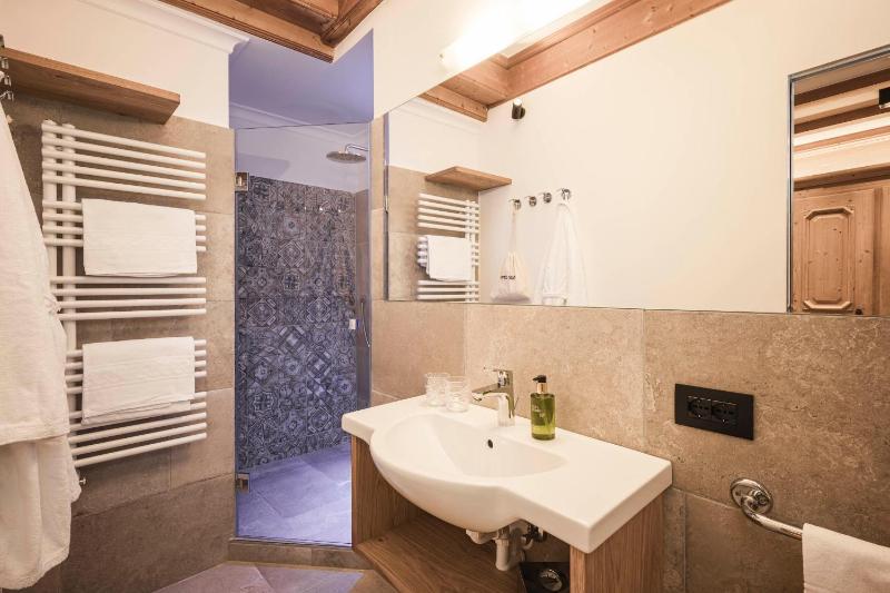 Superior Double or Twin Room image 4